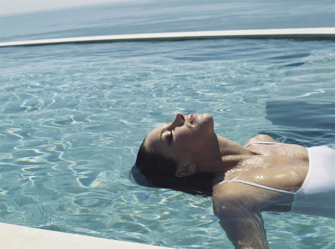 Archivo - Mujer nadando en una piscina.