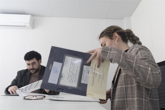 Archivo - Simulación de firma de una hipoteca, a 15 de marzo de 2023, en Madrid (España). 