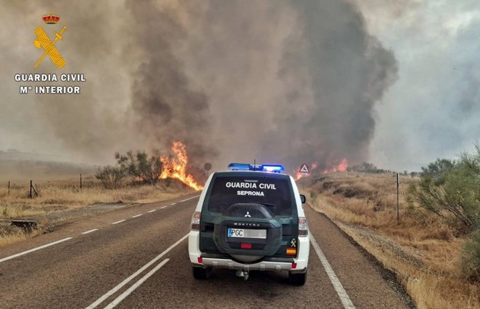 Un vehículo de la Guardia Civil ante un incendio en una imagen de archivo