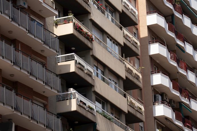 Archivo - Arxivo - Façana d'un edifici, en una imatge d'arxiu