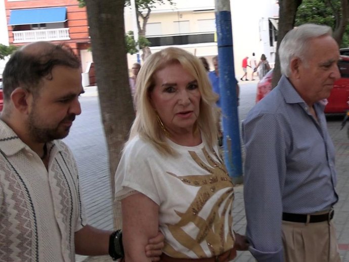 Gloria Mohedano, con su sobrino David Flores y su marido José Antonio Rodríguez