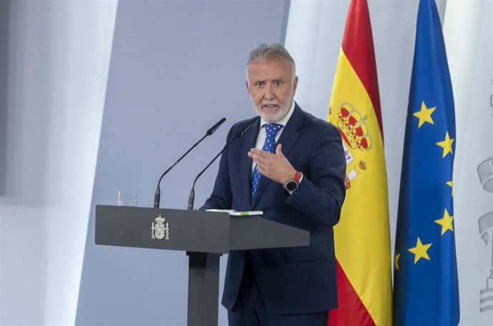 Archivo - El ministro de Política Territorial y Memoria Democrática de España, Ángel Víctor Torres, durante una rueda de prensa en La Moncloa