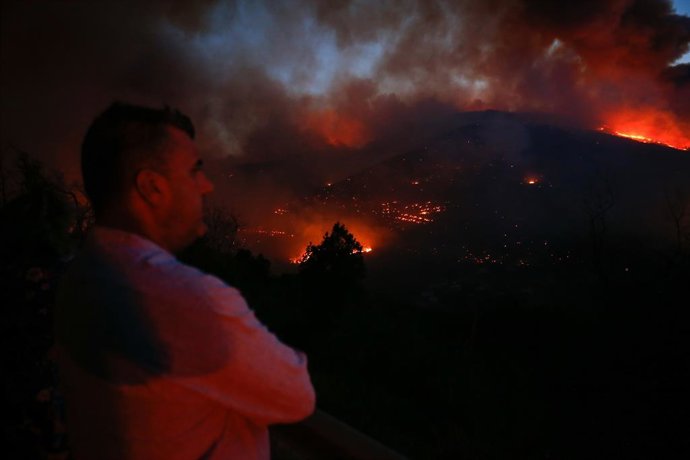 Vizinhos observam o avanço do incêndio em 25 de agosto de 2025 em A Pobra de Brollón, Lugo, Galícia (Espanha). Um incêndio no município de A Pobra do Brollón, em Lugo, originado na paróquia de Abrence, forçou a declaração de situação de emergência 2. A