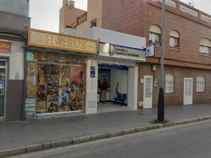 Vista de la administración de Lotería de Tarifa donde se ha sellado el boleto premiado con 'El Millón' de EuroMillones.