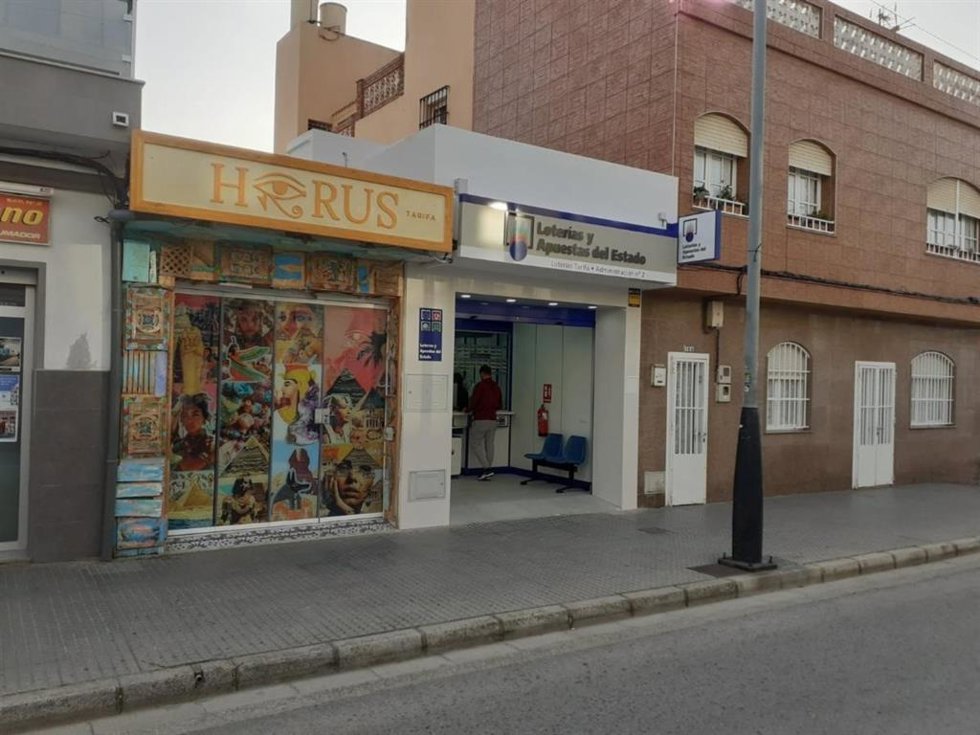 Vista de la administración de Lotería de Tarifa donde se ha sellado el boleto premiado con 'El Millón' de EuroMillones.