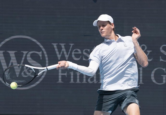 13 August 2025, US, Mason: Italian tennis player Jannik Sinner plays a forehand return against Italy's Adrian Mannarino during their Men's Singles Fourth Round tennis match on Day Seven of the Cincinnati Open 2025 at Lindner Family Tennis Center. Photo: L