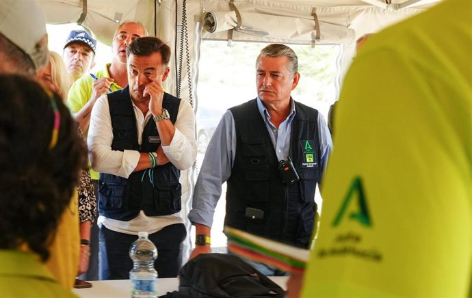 El consejero de la Presidencia, Interior, Diálogo Social y Simplificación Administrativa de la Junta de Andalucía, Antonio Sanz (d) asiste a la reunión del Puesto de Mando Avanzado del incendio de Tarifa . A12 de agosto de 2025. (Foto de archivo).