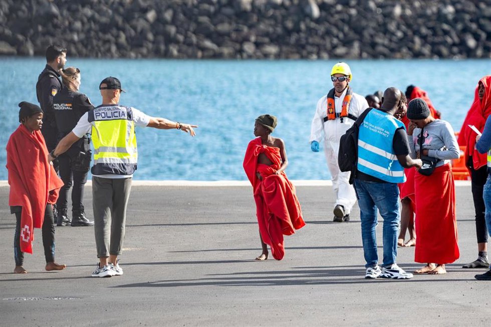 Archivo - Agentes de los equipos de emergencia atienden a los migrantes menores en el muelle de Arrecife.
