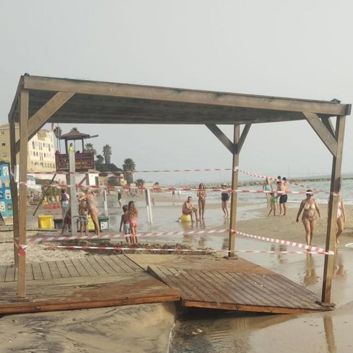 Daños en una pasarela de una playa de El Puerto de Santa María debido al fuerte oleaje
