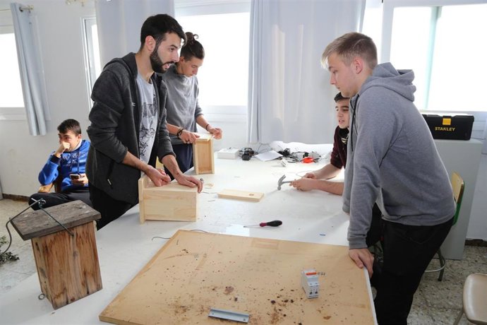 Archivo - Alumnos del FP Santa Agatoclia de Mequinenza construyen cajas nido como parte de un taller medioambienta
