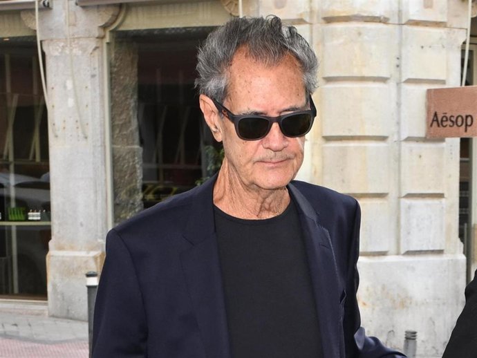 Ramón Arcusa, integrante del Dúo Dinámico, llega a la capilla ardiente por Manuel de la Calva situada en la SGAE