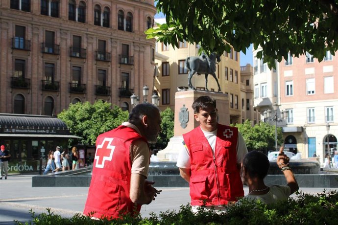 La Unidad de Emergencia Social (UES) de Cruz Roja atiende a una persona sin hogar en la Plaza de las Tendillas de Córdoba.