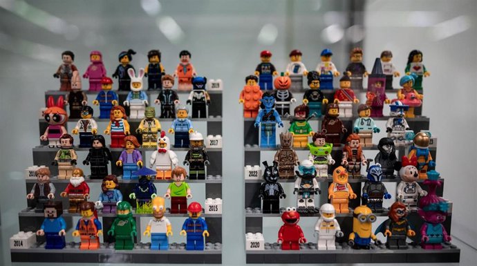 Archivo - 20 April 2023, North Rhine-Westphalia, Dortmund: Lego figures stand in a display case during the world's largest trade fair for model-making "Intermodellbau". Photo: Fabian Strauch/dpa