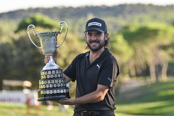 Archivo - El español Ángel Hidalgo posa con su trofeo de ganador del Open de España de golf de 2024
