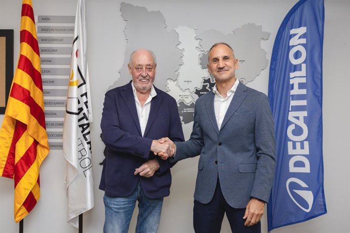 Archivo - El presidente de la Federació Catalana de Futbol, Joan Soteras, con el director comercial de Decathlon España, Sergio San Felipe.