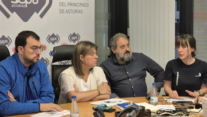 Adrián Barbón, a la izquierda