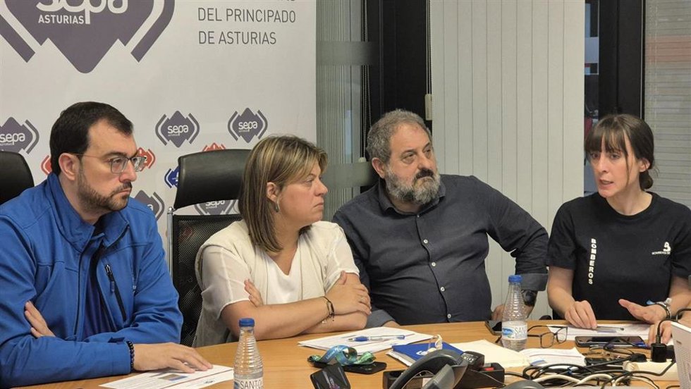 Adrián Barbón, a la izquierda