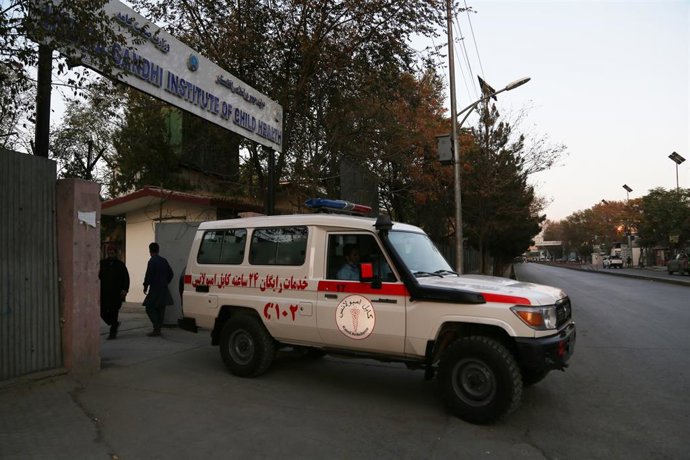 Archivo - Una ambulancia tras un atentado en la capital de Afganistán, Kabul, en noviembre de 2021 (archivo)