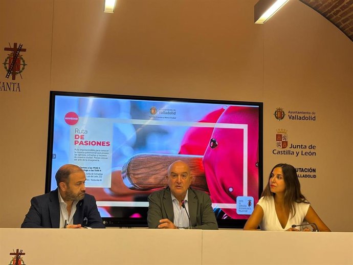 El presidente de la Junta de Cofradías, Miguel Vegas; el alcalde de Valladolid, Jesús Julio Carnero, y la concejala de Turismo, Eventos y Marca Ciudad.