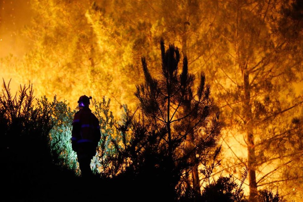 Un vecino ve el avance del fuego