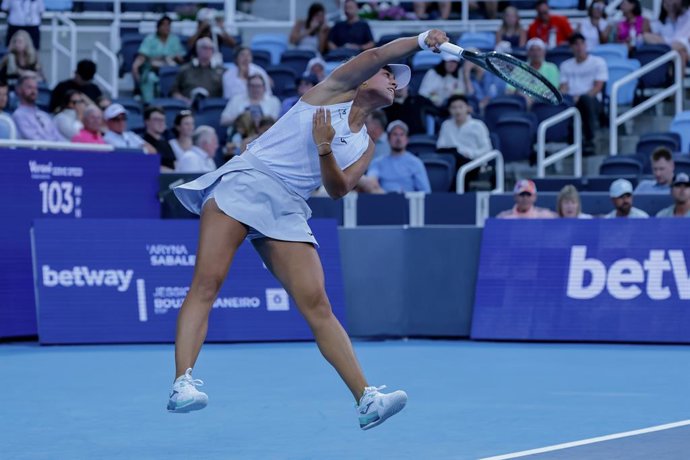 13 de agosto de 2025, EUA, Mason: A tenista espanhola Jessica Bouzas Maneiro joga uma devolução de forehand contra Aryna Sabalenka, da Bielorrússia, durante a partida de simples feminina da quarta rodada no sétimo dia do Cincinnati Open no Lindner Family 
