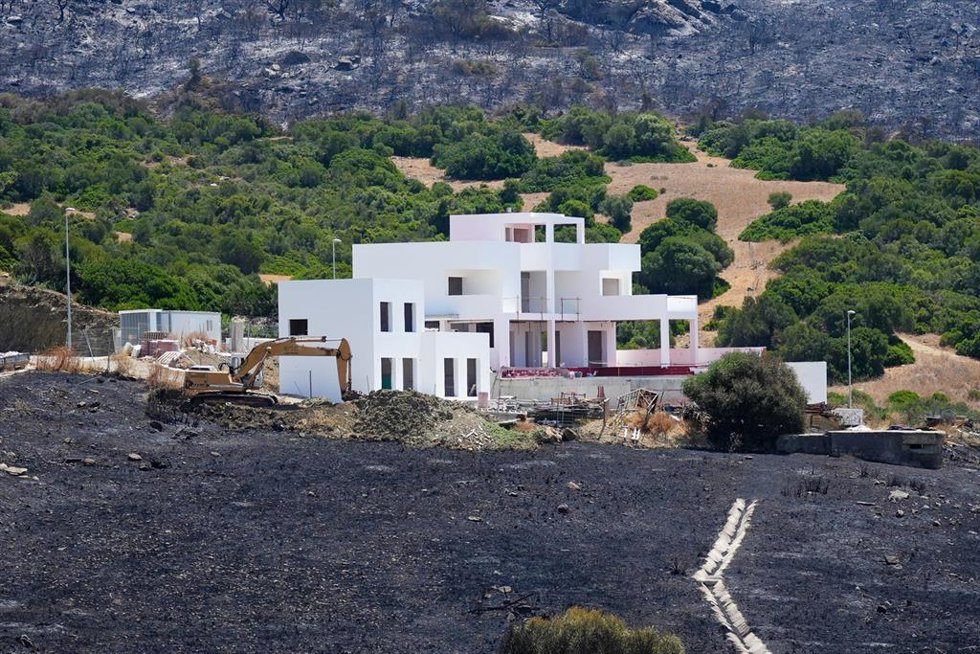 Imágenes de lo cerca que ha estado el fuego de las casas. A12 de agosto de 2025. en Tarifa, Cádiz (Andalucía, España).