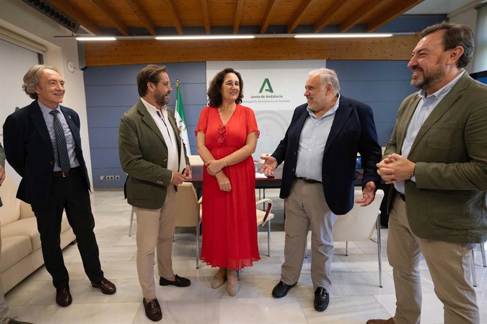 Antonio Granados ha mantenido una reunión de trabajo con la junta directiva de Cruz Roja en Granada junto a los delegados territoriales de Empleo, Empresa y Trabajo Autónomo; Salud y Consumo; y de Inclusión Social, Juventud, Familias e Igualdad