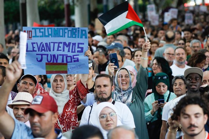 Archivo - Varias personas durante una concentración antirracista, a 21 de julio de 2025, en Murcia, Región de Murcia (España). 