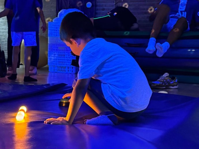 Niño participando en una de las actividades de la fundación.