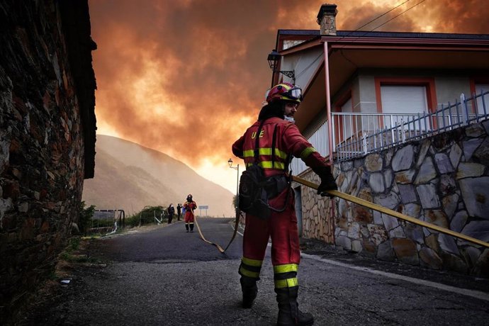 Varios servicios de emergencia tratan de apagar el fuego, a 21 de agosto de 2025, en Anllarinos del Sil, León, Castilla y León (España).