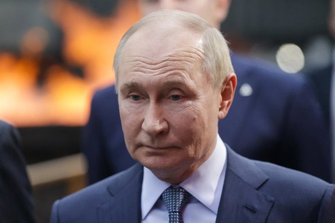 Archivo - 16 July 2025, Russia, Magnitogorsk: Russia's President Vladimir Putin (L) visits the MMK Magnitogorsk Iron and Steel Works. Photo: Mikhail Sinitsyn/TASS via ZUMA Press/dpa