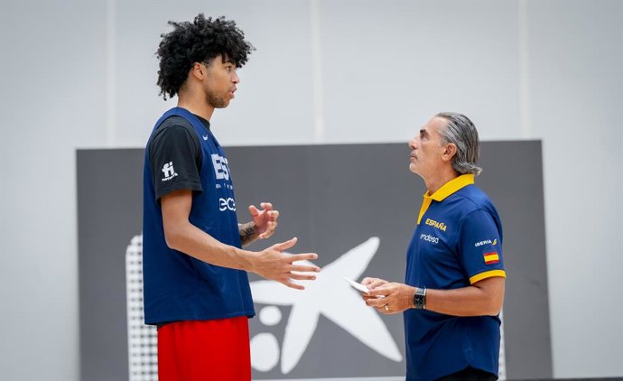 Archivo - Arquivo - Izan Almansa conversa com Sergio Scariolo durante uma sessão de treinamento com a equipe nacional espanhola antes da Copa do Mundo de 2023.