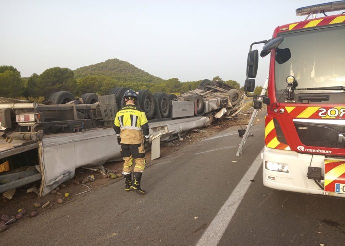 Herido un camionero de 61 años al sufrir un aparatoso accidente en la RM-15 a su paso por Bullas (Murcia)