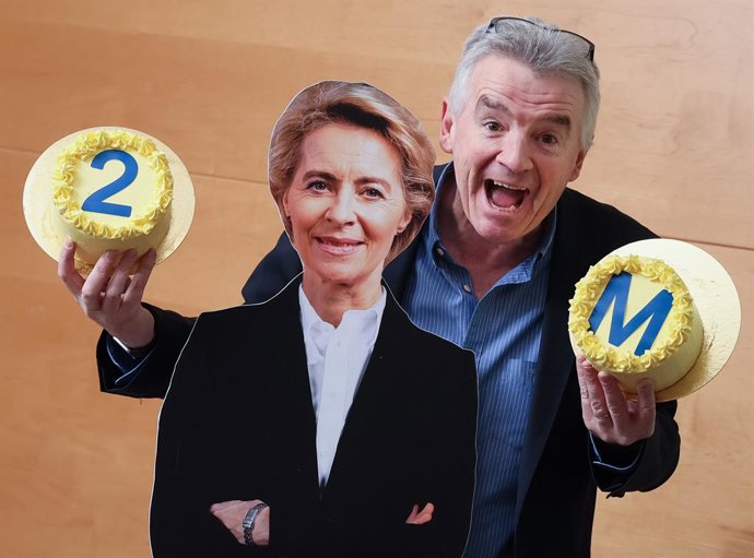 Archivo - 16 January 2024, Belgium, Brussels: Ryanair CEO Michael O'Leary is pictured next to a photo of Ursula von der Leyen (C), President of the European Commission, during a press conference of Irish low-cost airline Ryanair in Brussels. Photo: Benoit