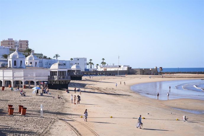 Archivo - Playa de la Caleta de Cádiz en una imagen de archivo.