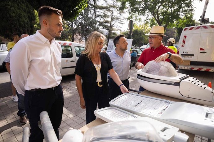 La alcaldesa de Granada, Marifrán Carazo, ha presentado este miércoles la renovación integral del alumbrado en el tramo de la avenida de Andalucía comprendido entre la gasolinera BP y la intersección con la GR-30