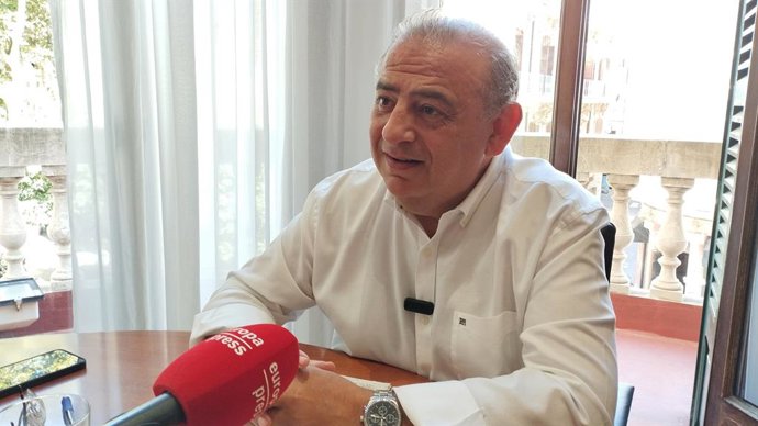 O delegado do governo nas Ilhas Baleares, Alfonso Rodríguez, durante uma entrevista com a Europa Press na sede da Delegação do Governo em Palma, em 5 de agosto de 2025.
