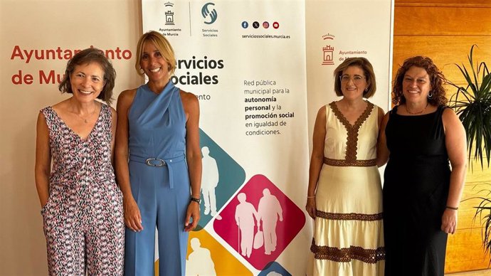 Presentación del proyecto que busca cuidar a los cuidadores de personas dependientes y combatir la soledad no deseada a través del Centro Municipal de Servicios Sociales 'Ciudad de Murcia'