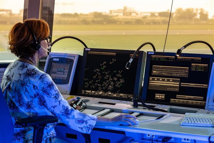 Archivo - Controladora aérea de Enaire