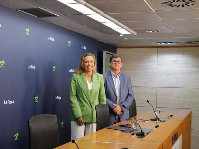 La consejera de Economía, Innovación, Empresa y Trabajo Autónomo, Belinda León, junto al director general de Empresa, Energías e Internacionalización, Amadeo Lázaro, en comparecencia de prensa