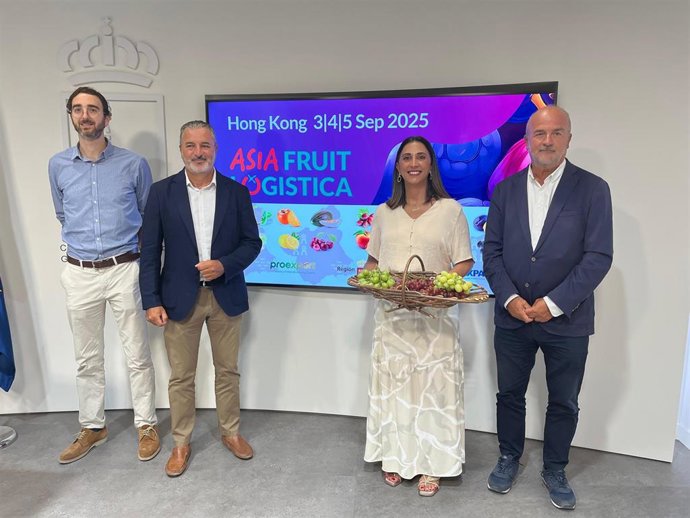 La consejera Sara Rubira junto a representantes de Apoexpa y Proexport que participan en la próxima edición de Asia Fruit Logística