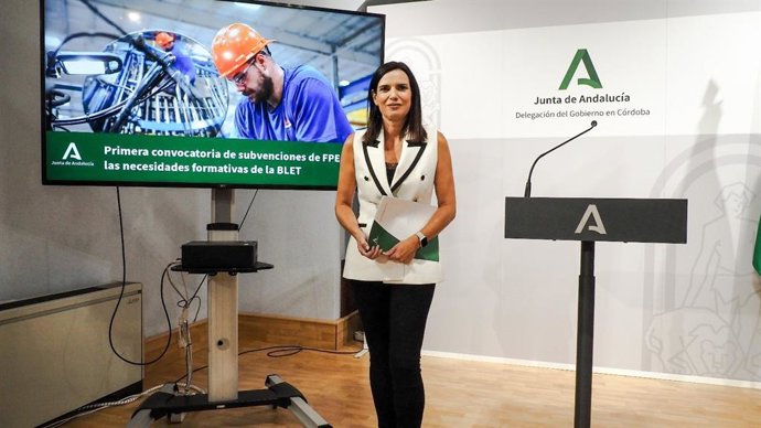 La delegada territorial de Empleo, Empresa y Trabajo Autónomo de la Junta de Andalucía en Córdoba, María Dolores Gálvez, presenta la primera de las convocatorias de subvenciones de Formación Profesional para el Empleo para la base del Ejército.