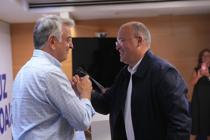 El secretario general del Partido Popular, Miguel Tellado, y el presidente del PP vasco, Javier De Andrés, en San Sebastián