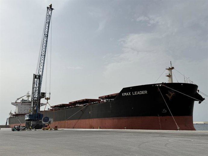 La mercancía ha llegado a bordo del buque Kmax Leader, el mayor barco de carga general atracado en el muelle de Azucenas hasta la fecha, con 229 metros de eslora y consignado por Consignaciones y Estibas Motril (CE Motril)