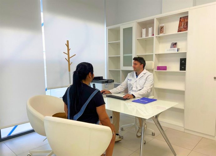 El doctor Felipe Brambilla en consulta