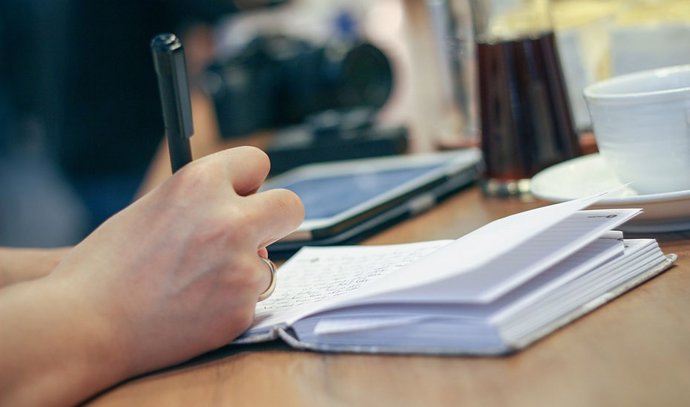 Archivo - Imagen de archivo de una persona escribiendo en una libreta.