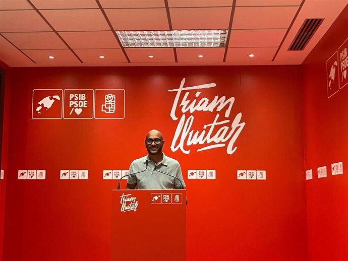 El secretario de Nuevos Derechos, Cooperación y Migraciones del PSIB, Omar Lamin, en una rueda de prensa.