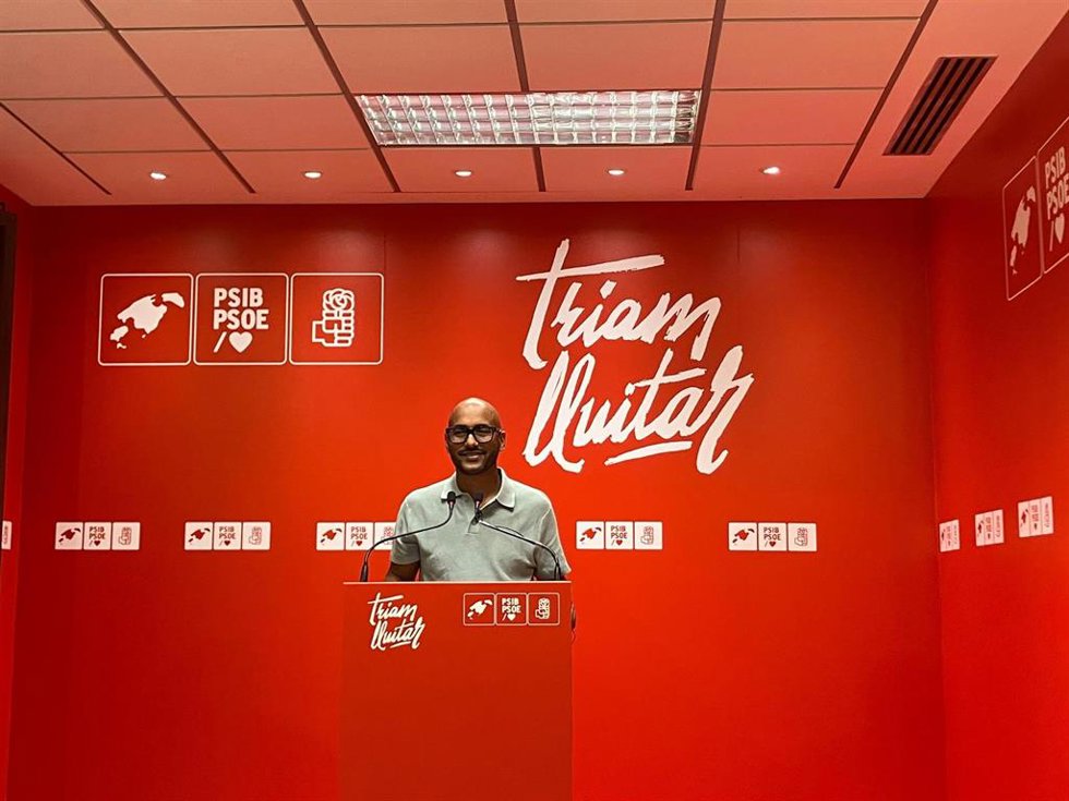El secretario de Nuevos Derechos, Cooperación y Migraciones del PSIB, Omar Lamin, en una rueda de prensa.