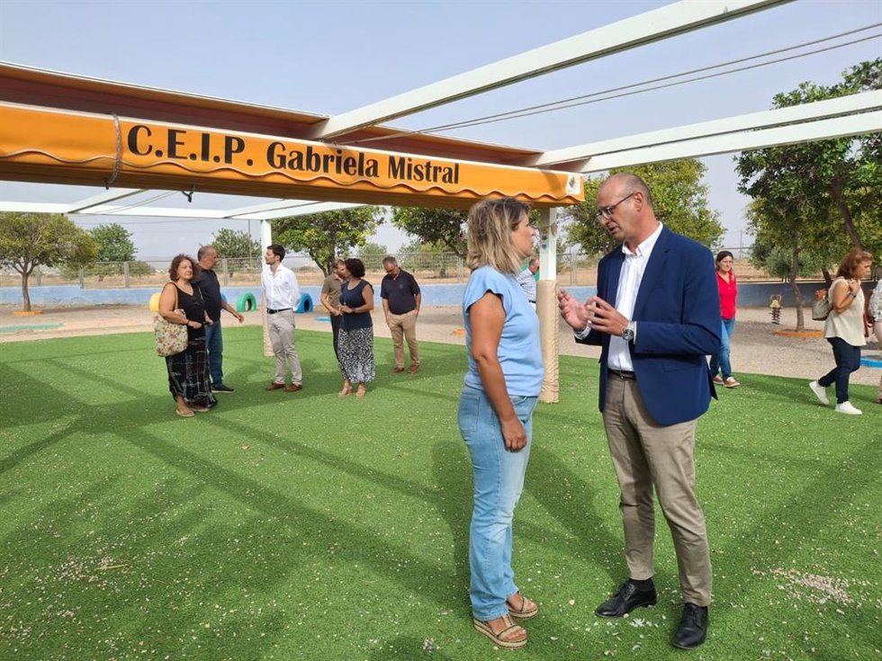 El consejero de Educación y Formación Profesional, Víctor Marín, y la alcaldesa de Cartagena, Noelia Arroyo, durante su visita al colegio Gabriela Mistral
