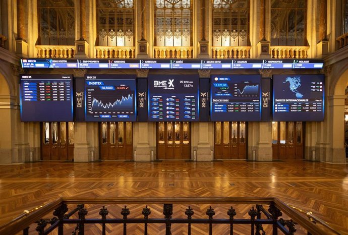 Archivo - Paneles del Ibex, en el Palacio de la Bolsa de Madrid, a 9 de enero de 2024, en Madrid (España).